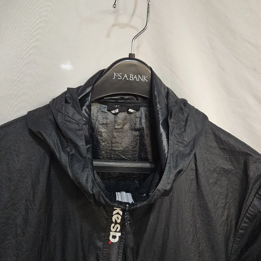 Nike SB Jacket Mens M Black Hooded Lightweight Windbreaker Packable Coat EUC